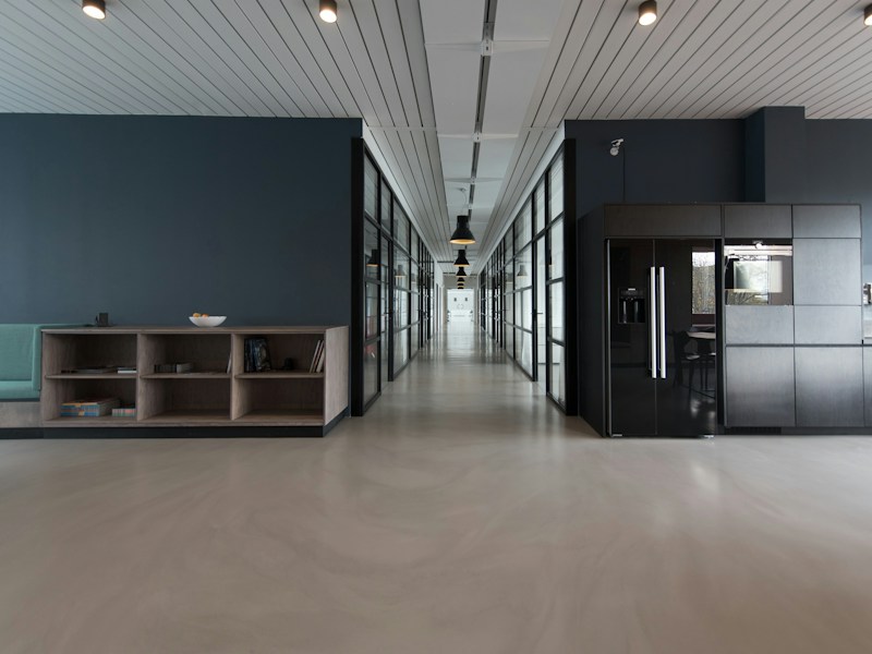 Büro-Renovierung abgeschlossen 🏢 Stehendes Schreibtisch, Ergonomie-Stuhl, Pflanzen, minimalistisches Design — Produktivität beginnt mit dem Umfeld!