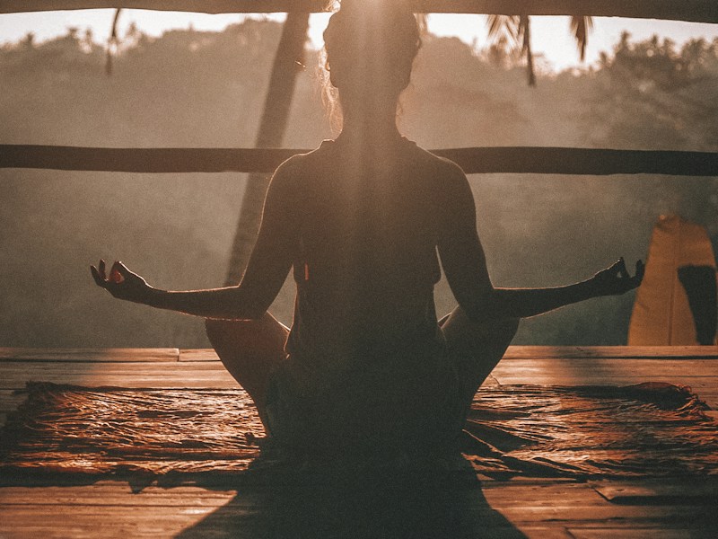 Morgenyoga auf der Terrasse 🧘‍♀️🌅 Sonnengruß vor dem Frühstück — diese 20 Minuten geben mir Energie für den ganzen Tag. Macht ihr Morgenroutinen?