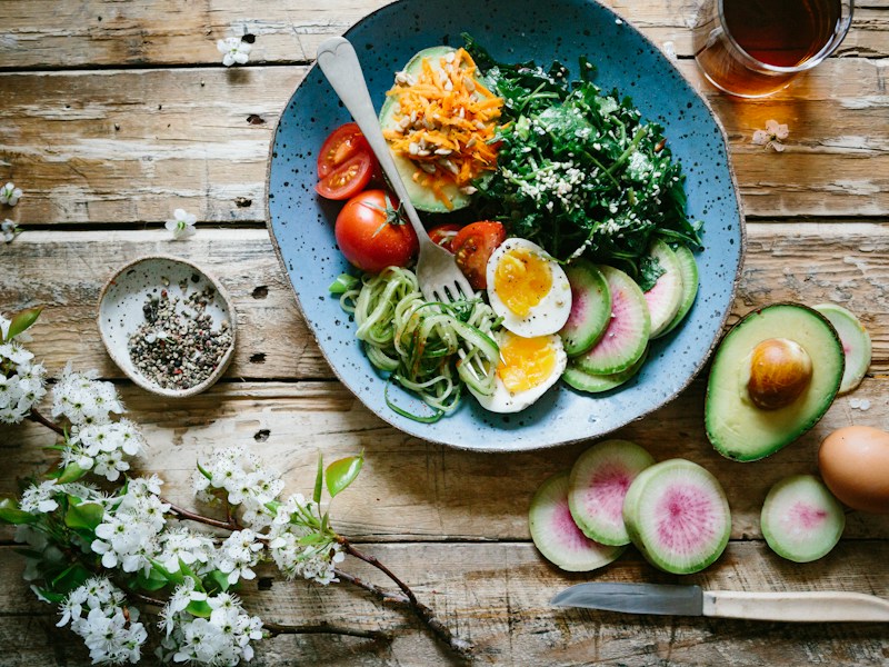 Veganes Buddha Bowl 🥣🌈 Quinoa, geröstetes Gemüse, Avocado, Tahini-Dressing — farbenfroh, nährstoffreich, sättigend!