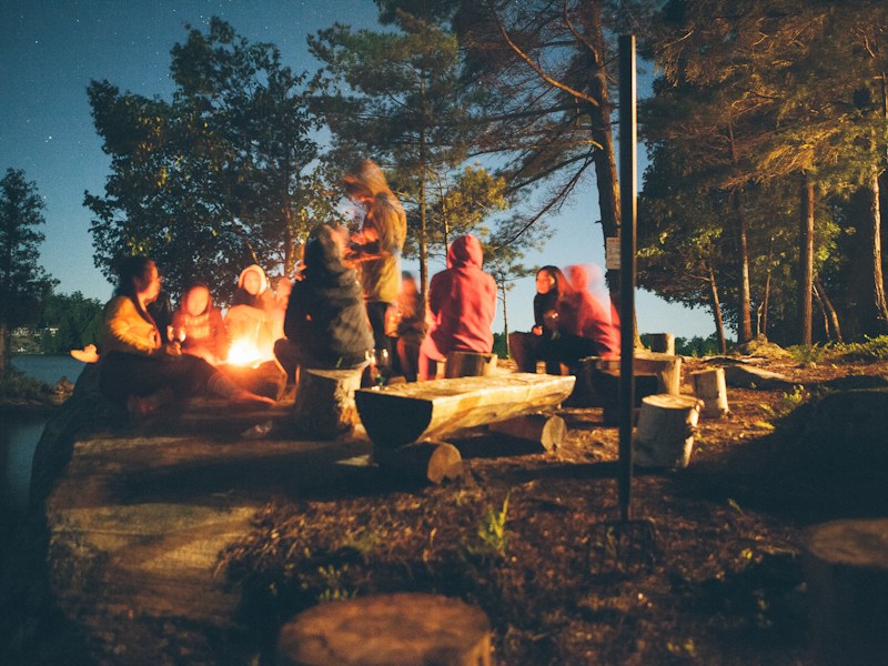Lagerfeuer-Abend 🔥⭐ Kein WLAN, kein Stress — nur Flammen, Sterne und ein gutes Gespräch.