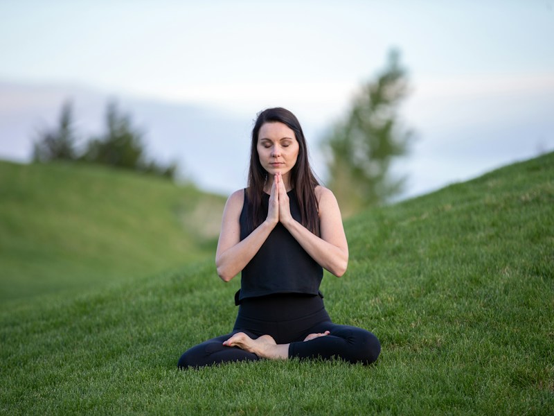 Atemübung gegen Stress 🌬️ Box Breathing: 4 Sekunden ein, 4 halten, 4 aus, 4 halten. Drei Runden — und der Puls sinkt. Wissenschaftlich bewiesen!