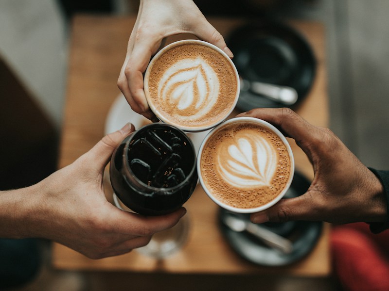 Dieser Morgen gehört mir ☕✨ Ein frisch gebrühter Cappuccino und das leise Summen der Stadt — mehr braucht es nicht. Was ist euer Morgenritual?